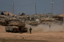 Izraelské vojenské vozidlá. FOTO: Reuters