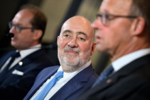 Izraelský veľvyslanec v Nemecku Ron Prosor (uprostred) v Berlíne. FOTO: TASR/DPA
