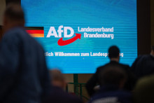 Na archívnej snímke z 16. marca 2024 delegáti sa zhromažďujú pred začiatkom krajského zjazdu pravicovej Alternatívy pre Nemecko (AfD) v nemeckom Jüterbogu. FOTO: TASR/DPA