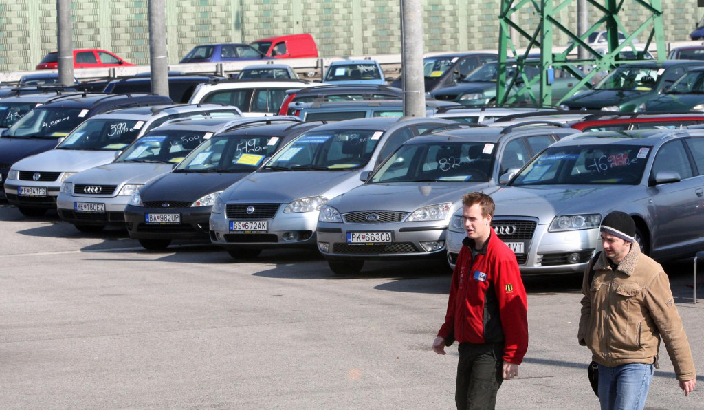 Na snímke jazdené autá v autobazare. FOTO: Pavol Funtál