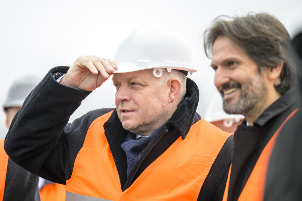 Na snímke zľava premiér Robert Fico a minister obrany Robert Kaliňák (obaja Smer-SD).