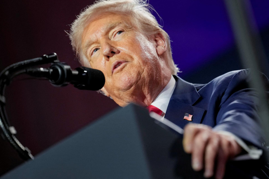 Na snímke americký prezident Donald Trump reční na summite o AI. FOTO: REUTERS