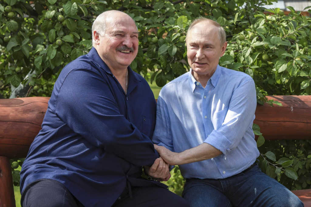 Ruský prezident Vladimir Putin (vpravo) a bieloruský prezident Alexandr Lukašenko. FOTO: TASR/AP
