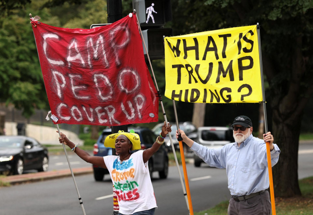 Účastníci protestu pred sídlom viceprezidenta J. D. Vancea vo Washingtone 6. augusta žiadali zverejnenie takzvaných Epsteinových zoznamov. FOTO: Reuters