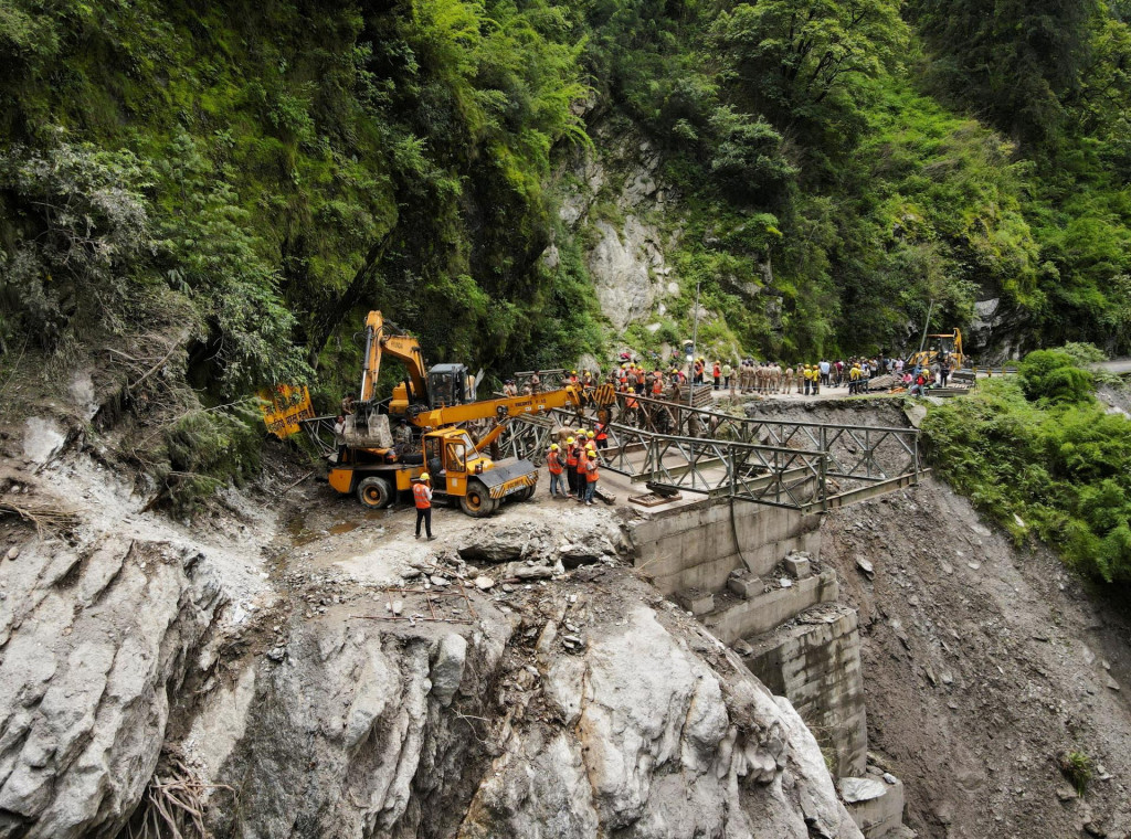 Pohľad z dronu na predstaviteľov Organizácie pohraničných ciest a Štátnych síl pre reakciu na katastrofy, ktorí sa snažia postaviť provizórny most do dediny Dharali po tom, čo most, ktorý ju spájal, strhli zosuvy pôdy. FOTO: Reuters