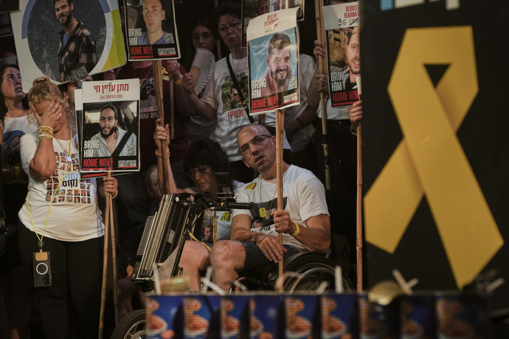 Príbuzní a podporovatelia izraelských rukojemníkov unesených palestínskym militantným hnutím Hamas do Pásma Gazy. FOTO: TASR/AP