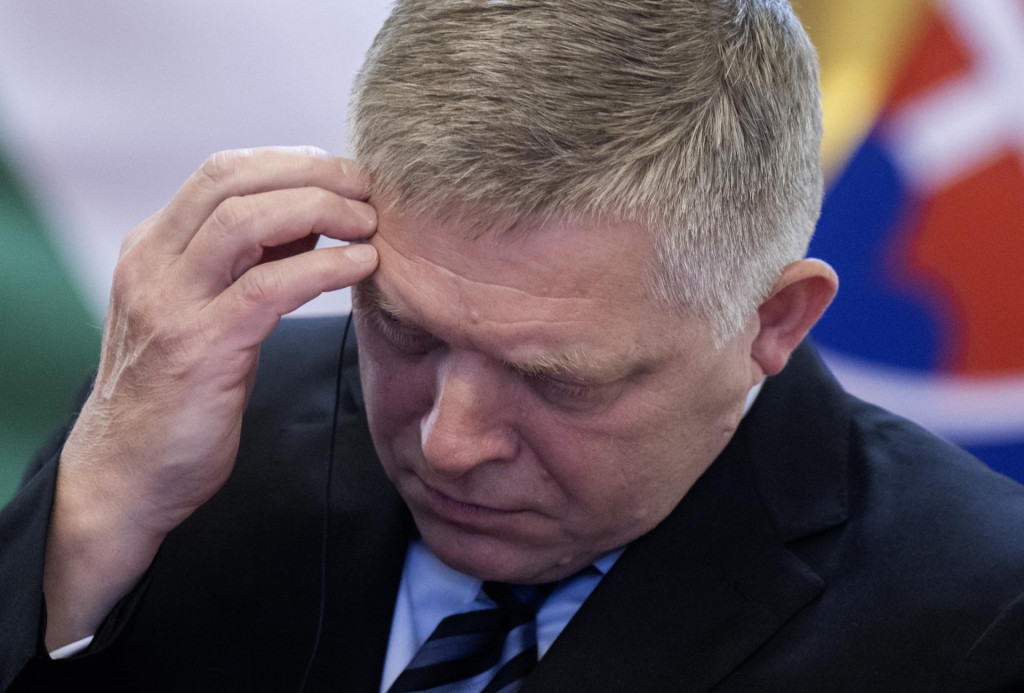 Dlhová brzda nepustí a premiér Robert Fico sa pod konsolidačné traumy voličov musí podpísať sám. FOTO: TASR/M.Baumann