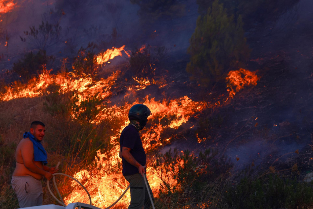Ľudia sa snažia uhasiť lesný požiar v severozápadnom meste provincie Čanakkale v Turecku. FOTO: Reuters