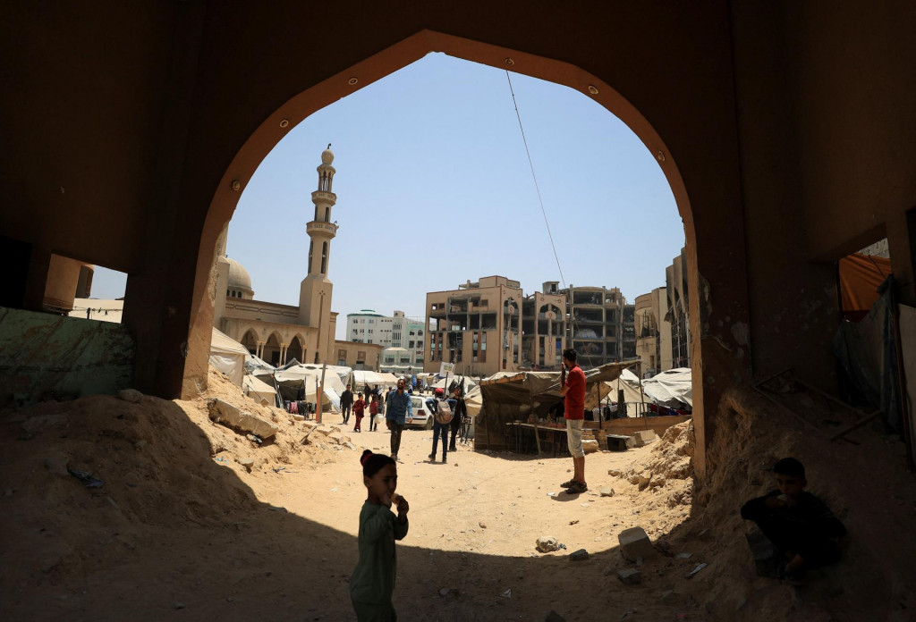 Palestínčania, vysídlení izraelskou ofenzívou, sa ukrývajú v zničenej univerzite v Gaze. FOTO: Reuters