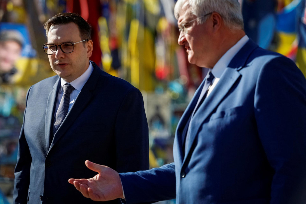 Ukrajinský minister zahraničných vecí Andrii Sybiha sa rozpráva so svojím českým kolegom Janom Lipavským. FOTO: Reuters