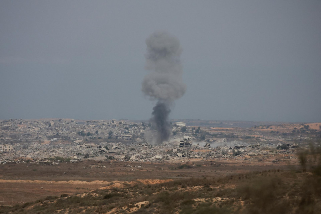 Dym stúpa po izraelskom leteckom útoku v Gaze. FOTO: Reuters