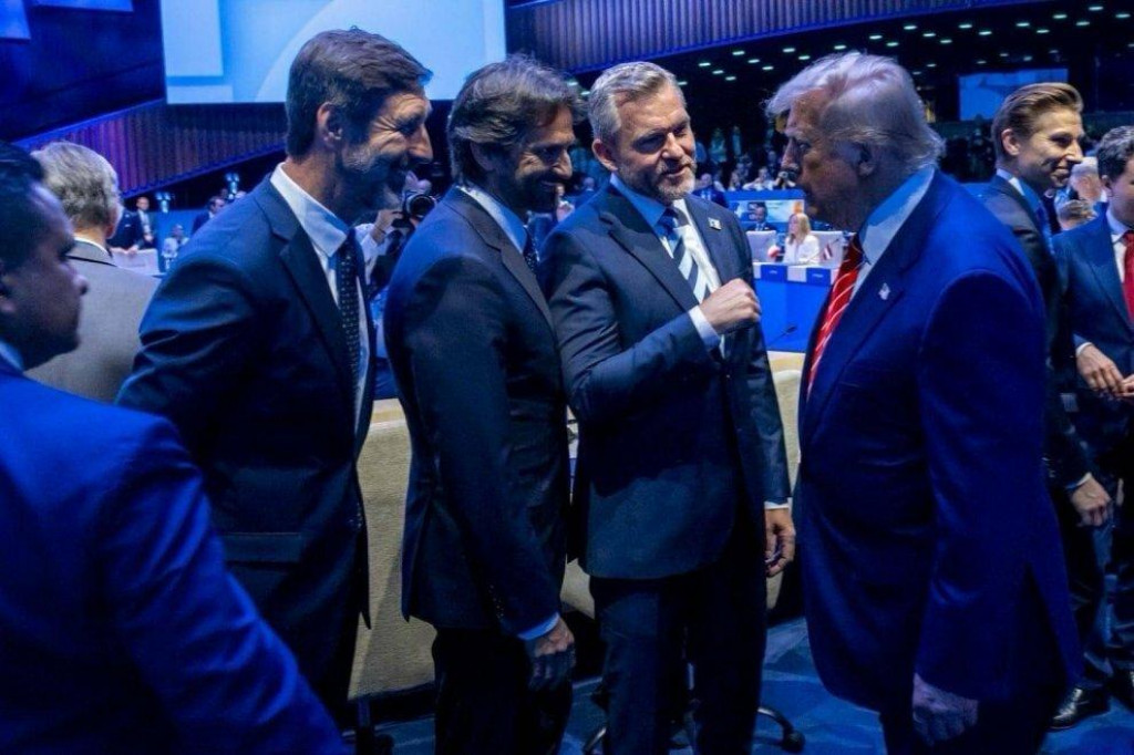 Prezident Peter Pellegrini, minister obrany Robert Kaliňák a minister zahraničných vecí Juraj Blanár sa na samite NATO koncom júna rozprávali s americkým prezidentom Donaldom Trumpom.

FOTO: NATO