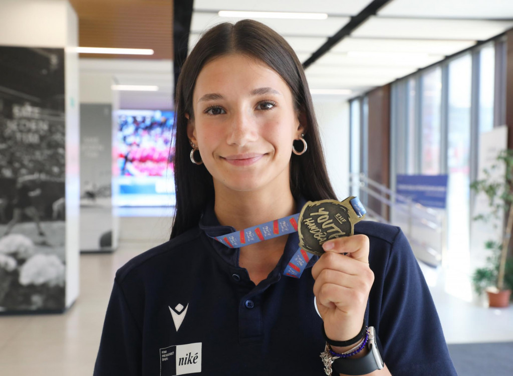 Kapitánkou čerstvých hádzanárskych majsteriek Európy do 17 rokov bola spojka Barbora Karkušová. FOTO: HN/Peter Mayer