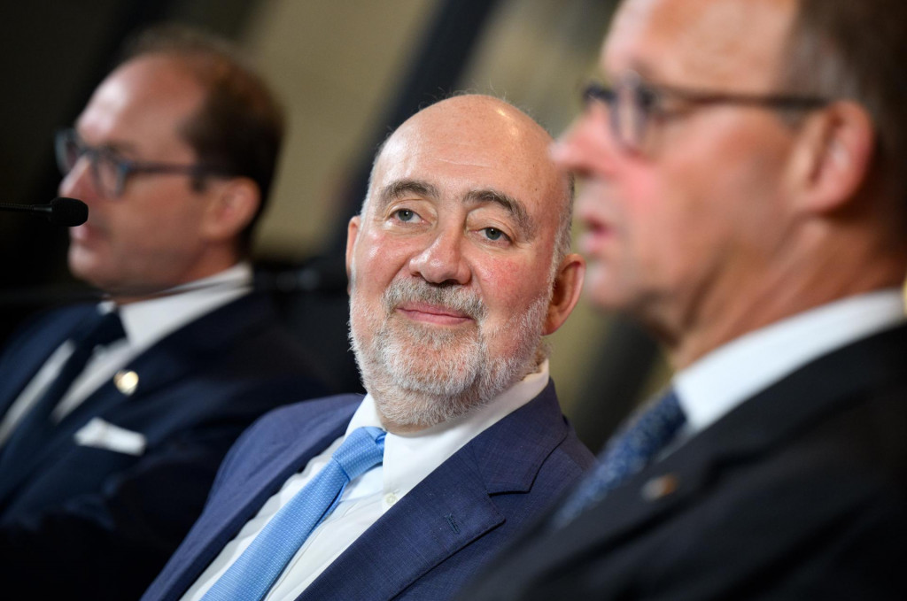 Izraelský veľvyslanec v Nemecku Ron Prosor (uprostred) v Berlíne. FOTO: TASR/DPA