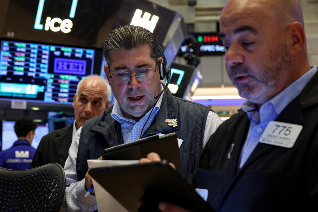 Dow Jonesov index, ktorý zahŕňa akcie 30 popredných amerických podnikov, si pripísal 1,10 percenta a uzavrel na 44 458,61 bodu. FOTO: REUTERS