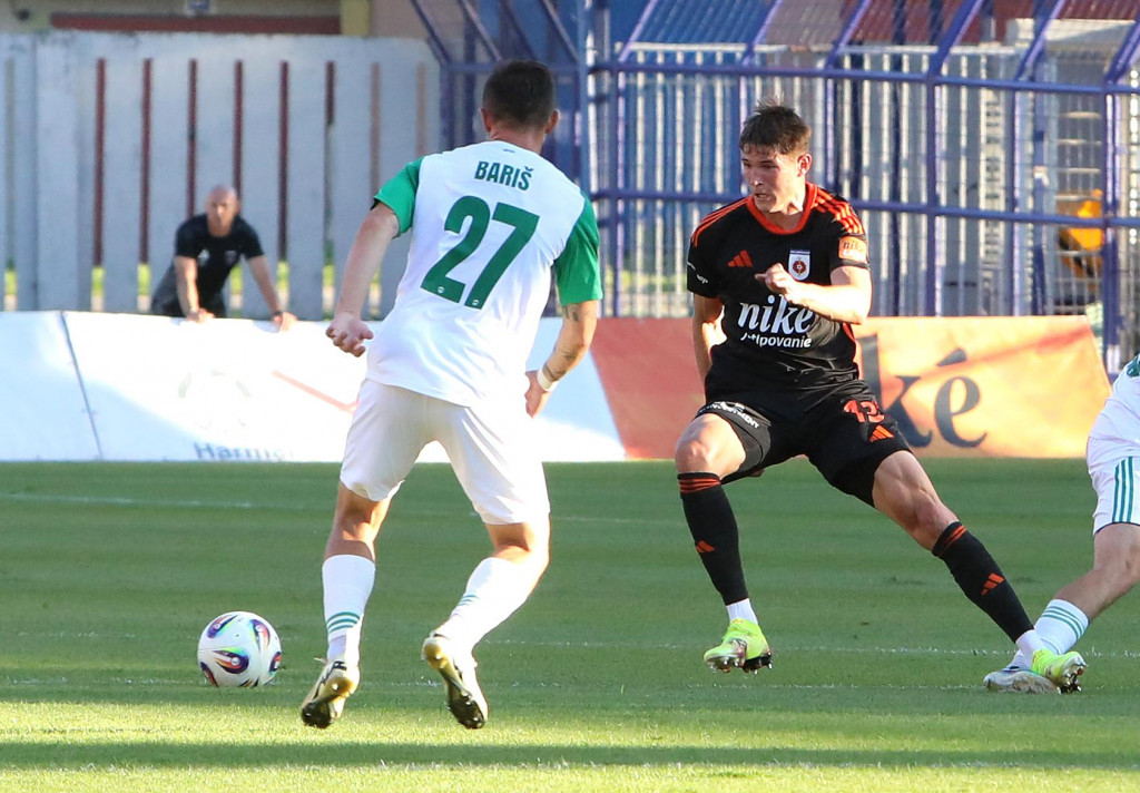 Na snímke zľava Damián Bariš (Skalica) a David Jackuliak (Ružomberok) počas dohrávky 2. kola Niké ligy MFK Ružomberok - MFK Skalica. FOTO: TASR/Ján Krošlák