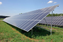 Na snímke prvá fotovoltická elektráreň na Slovensku v Dolnom Bare pri Dunajskej Strede. FOTO: TASR/Edmund Örzsik
