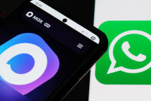 Webová stránka ruskej aplikácie na posielanie správ MAX sa zobrazuje na obrazovke smartfónu vedľa obrazovky s logom WhatsApp. FOTO: Reuters