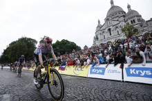 Jonas Vingegaard v bodkovanom drese počas jazdy okolo Baziliky Sacré-Coeur počas 21. etapy Tour de France. FOTO: REUTERS