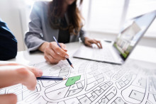 Návrh na vklad vlastníckeho práva spolu so zriadením vecného bremena sa podáva písomne na príslušnom okresnom úrade. FOTO: Dreamstime