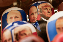 Ruské matriošky s obrázkami ruského prezidenta Vladimira Putina a amerického prezidenta Donalda Trumpa. FOTO: Reuters