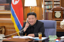 Na snímke severokórejský vodca Kim Čong-un telefonuje s ruským prezidentom Vladimirom Putinom v Pchjongjangu v Severnej Kórei. FOTO: REUTERS/KCNA