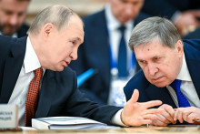Vladimir Putin sa radí s Jurijom Ušakovom. FOTO: Profimedia