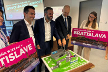 Výkonný riaditeľ Wizz Air Malta Mauro Peneda (tretí sprava) povedal pre HN o ďalších plánoch dopravcu. Wizz Air predstavil 13 nových leteckých liniek z Bratislavy.

FOTO: HN/Akos Cséplö