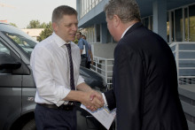 Na snímke vľavo premiér Robert Fico a vpravo predseda Úradu pre reguláciu sieťových odvetví Jozef Holjenčík počas stretnutia 14. augusta 2015.

FOTO: TASR/M. Baumann