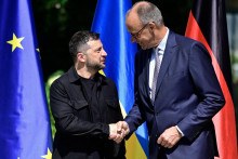 Nemecký kancelár Friedrich Merz víta ukrajinského prezidenta Volodymyra Zelenského po jeho príchode do Berlína. FOTO: Reuters