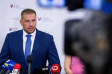 Kamil Šaško počas tlačovej konferencie k zrušenému výberovému konaniu o vydanie povolenia na prevádzkovanie ambulancií záchrannej zdravotnej služby. FOTO: TASR/J. Kotian