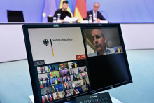 Ukrajinský prezident Volodymyr Zelenskyj (vľavo) a nemecký kancelár Friedrich Merz počas videokonferencie európskych lídrov s americkým prezidentom Donaldom Trumpom o vojne na Ukrajine. FOTO: TASR/AP