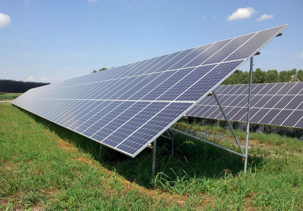 Na snímke prvá fotovoltická elektráreň na Slovensku v Dolnom Bare pri Dunajskej Strede. FOTO: TASR/Edmund Örzsik