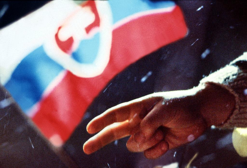 Zábery zo zhromaždenia občanov na Námestí SNP 9. decembra 1989 v Bratislave

FOTO: TASR/Vladimír Benko