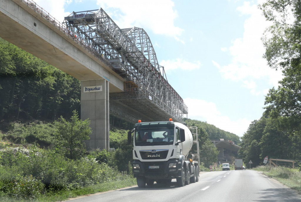 Úsek rýchlostnej cesty R2 medzi Kriváňom a Mýtnou vo výstavbe. FOTO: HN/Peter Mayer