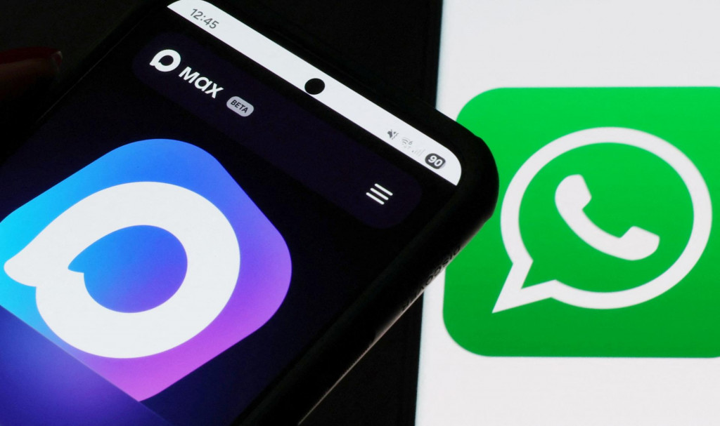 Webová stránka ruskej aplikácie na posielanie správ MAX sa zobrazuje na obrazovke smartfónu vedľa obrazovky s logom WhatsApp. FOTO: Reuters