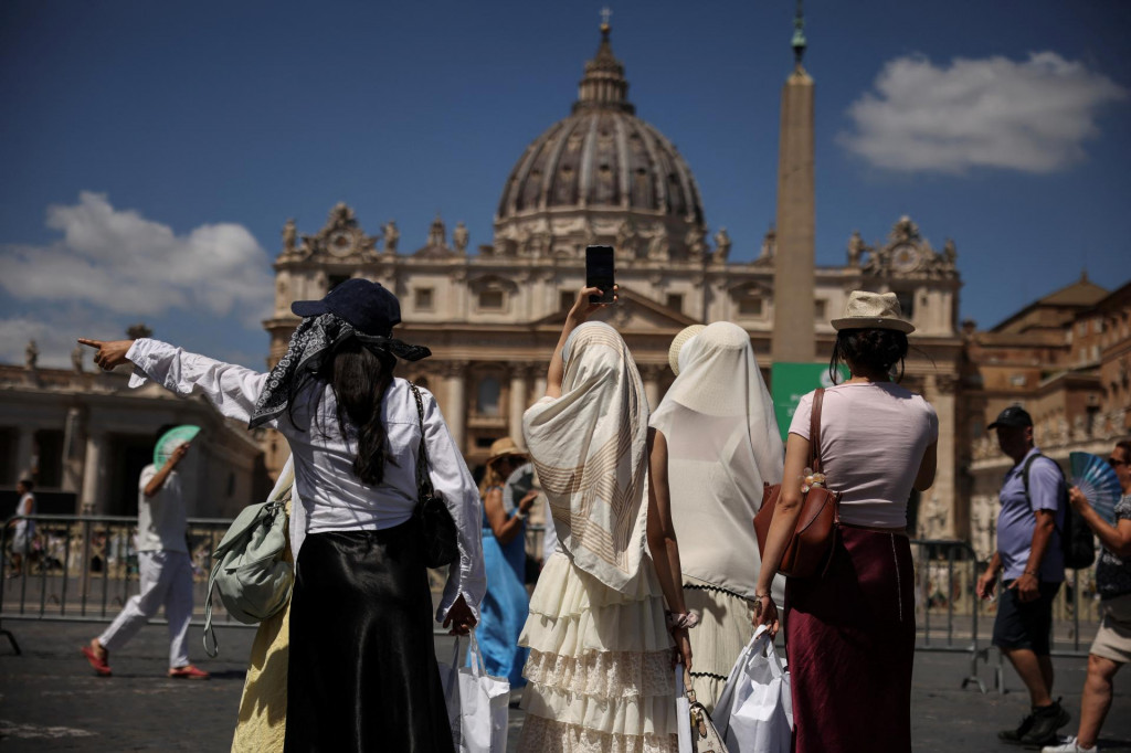 Turisti s výhľadom na Baziliku svätého Petra z Ríma. FOTO: Reuters