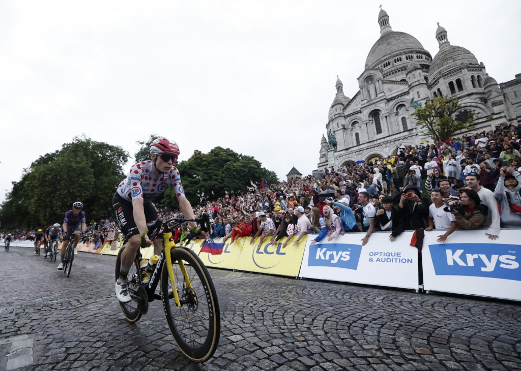 Jonas Vingegaard v bodkovanom drese počas jazdy okolo Baziliky Sacré-Coeur počas 21. etapy Tour de France. FOTO: REUTERS