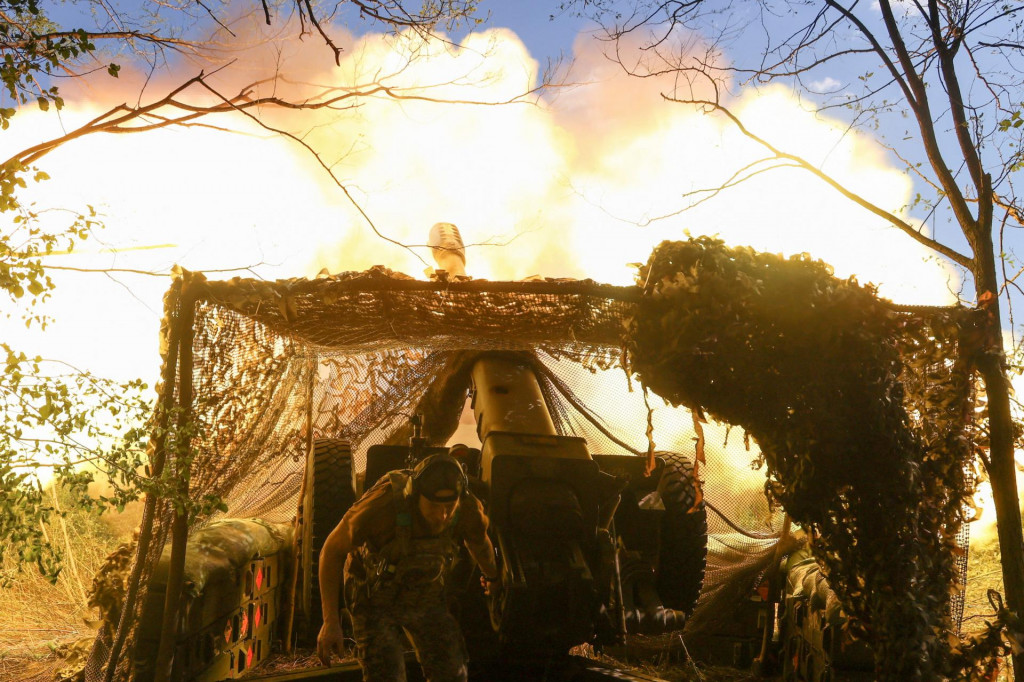 Ukrajinský vojak strieľa z húfnice v Doneckej oblasti. FOTO: Reuters