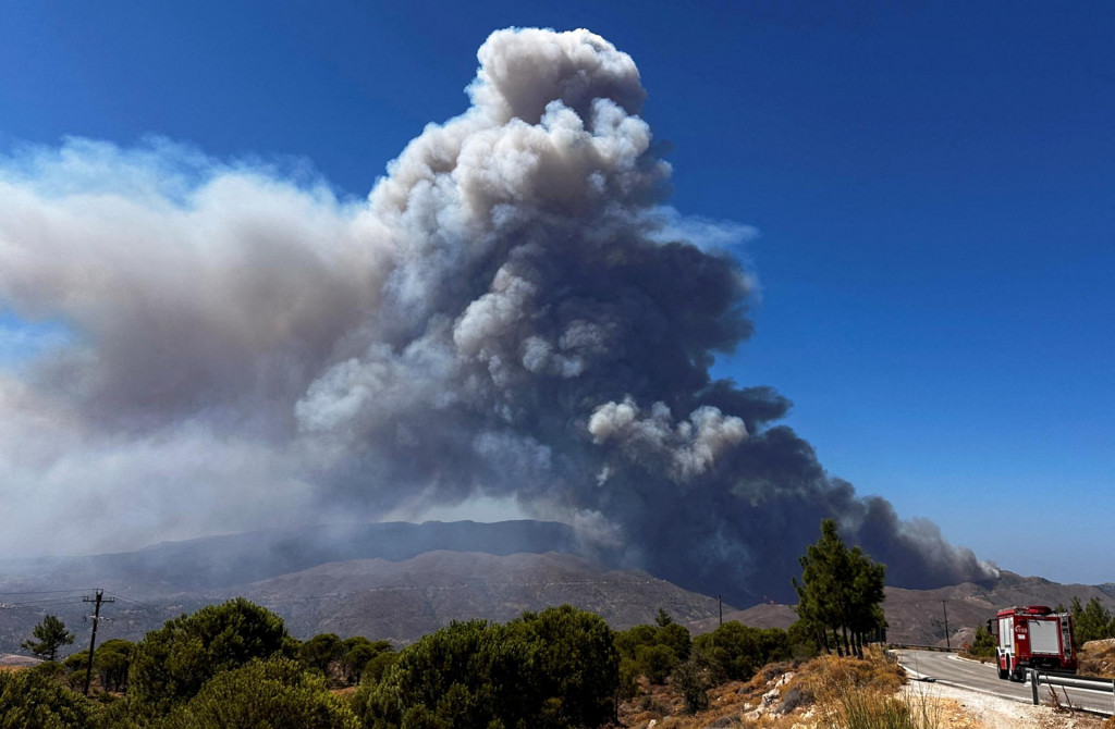 Lesný požiar horiaci na ostrove Chios v Grécku. FOTO: Reuters