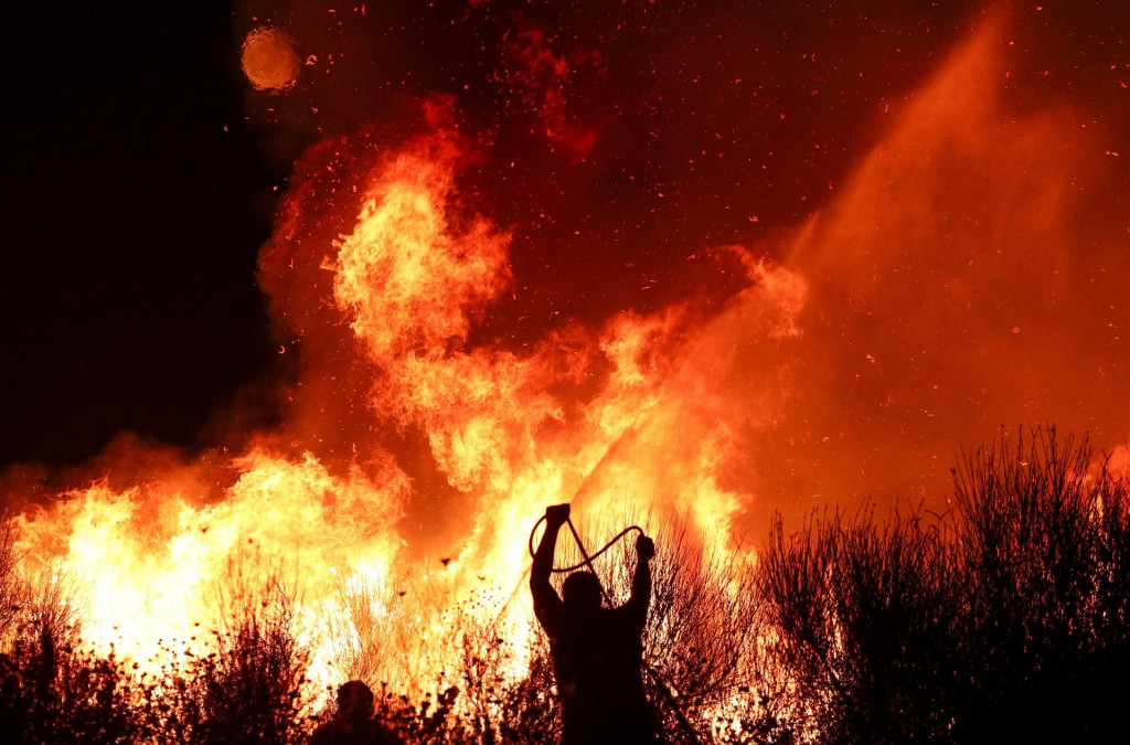 Hasiči zasahujú na mieste požiaru v albánskom mestečku Delvinë. FOTO: Reuters