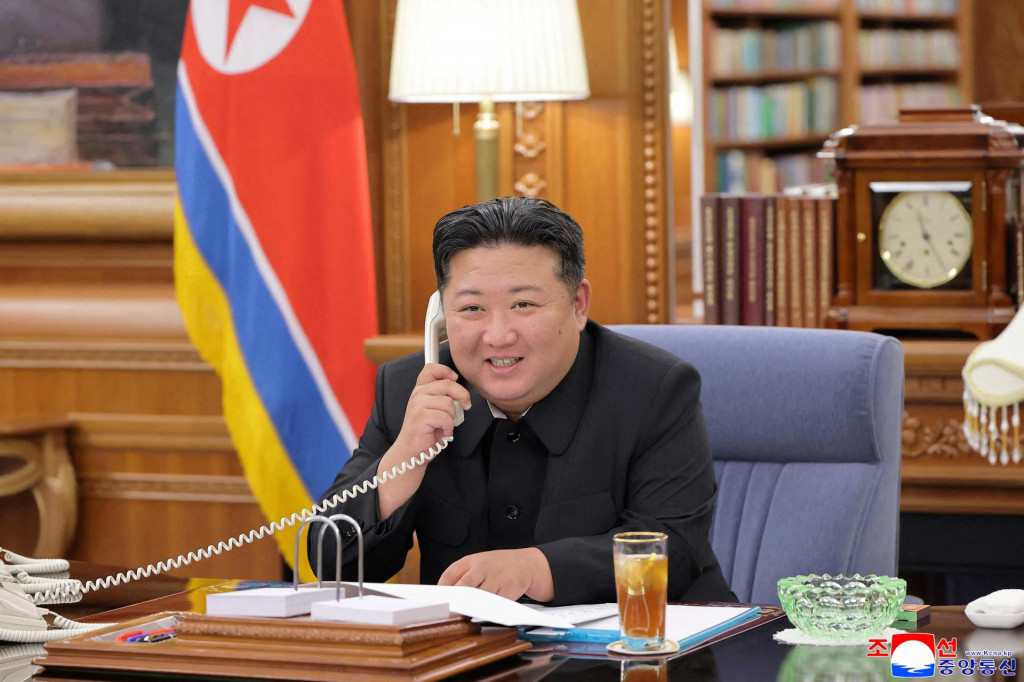 Na snímke severokórejský vodca Kim Čong-un telefonuje s ruským prezidentom Vladimirom Putinom v Pchjongjangu v Severnej Kórei. FOTO: REUTERS/KCNA