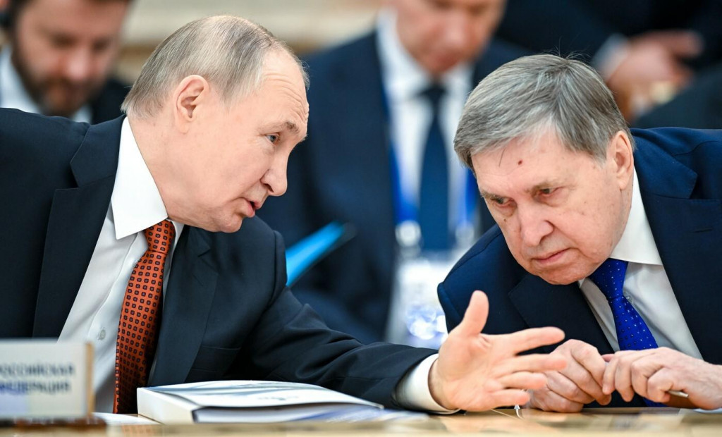 Vladimir Putin sa radí s Jurijom Ušakovom. FOTO: Profimedia