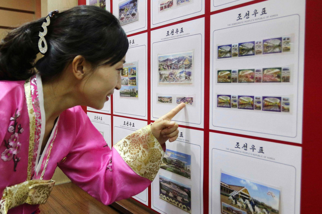 Obyvateľka severokórejského mesta Pchjongjang si prezerá výstavu pri príležitosti 80. výročia nezávislosti. FOTO: TASR/AP