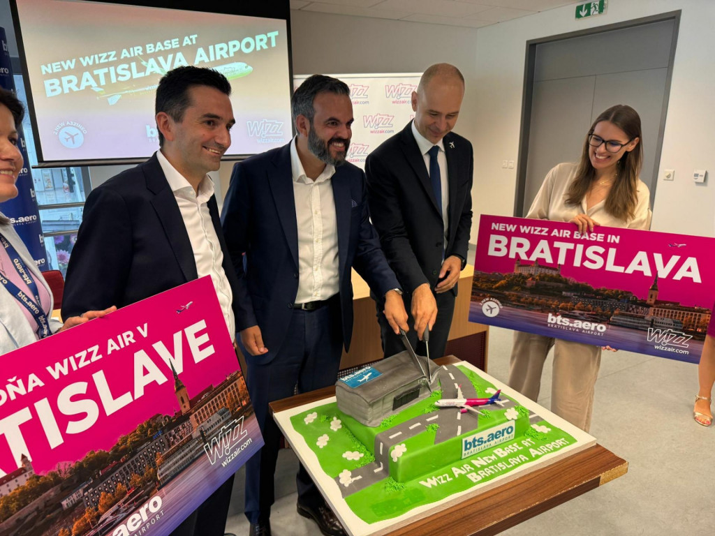 Výkonný riaditeľ Wizz Air Malta Mauro Peneda (tretí sprava) povedal pre HN o ďalších plánoch dopravcu. Wizz Air predstavil 13 nových leteckých liniek z Bratislavy.

FOTO: HN/Akos Cséplö