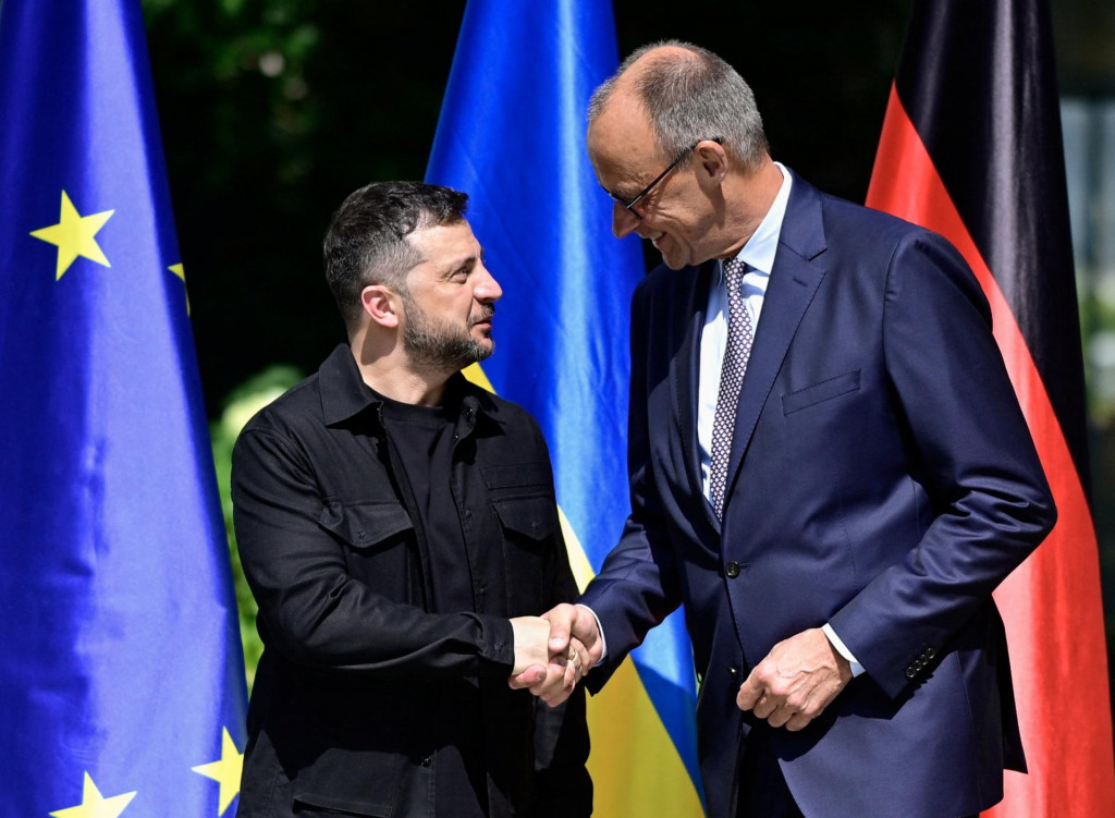 Nemecký kancelár Friedrich Merz víta ukrajinského prezidenta Volodymyra Zelenského po jeho príchode do Berlína. FOTO: Reuters