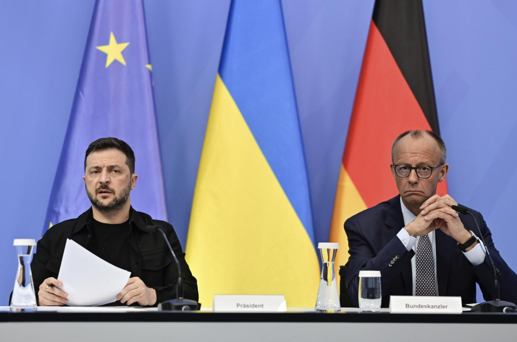 Ukrajinský prezident Volodymyr Zelenskyj a nemecký kancelár Friedrich Merz. FOTO: TASR/AP