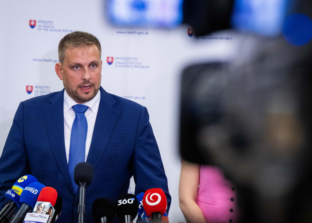 Kamil &Scaron;a&scaron;ko počas tlačovej konferencie k zru&scaron;en&eacute;mu v&yacute;berov&eacute;mu konaniu o vydanie povolenia na prev&aacute;dzkovanie ambulanci&iacute; z&aacute;chrannej zdravotnej služby. FOTO: TASR/J. Kotian