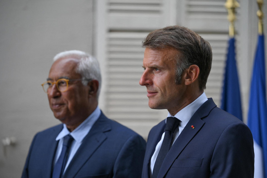 Francúzsky prezident Emmanuel Macron stojí po boku Antonia Costu, predsedu Európskej rady, po online stretnutí s ďalšími európskymi lídrami vo Fort de Bregançon v Bormes-les-Mimosas vo Francúzsku, kde diskutovali o prebiehajúcej vojne na Ukrajine. FOTO: Reuters