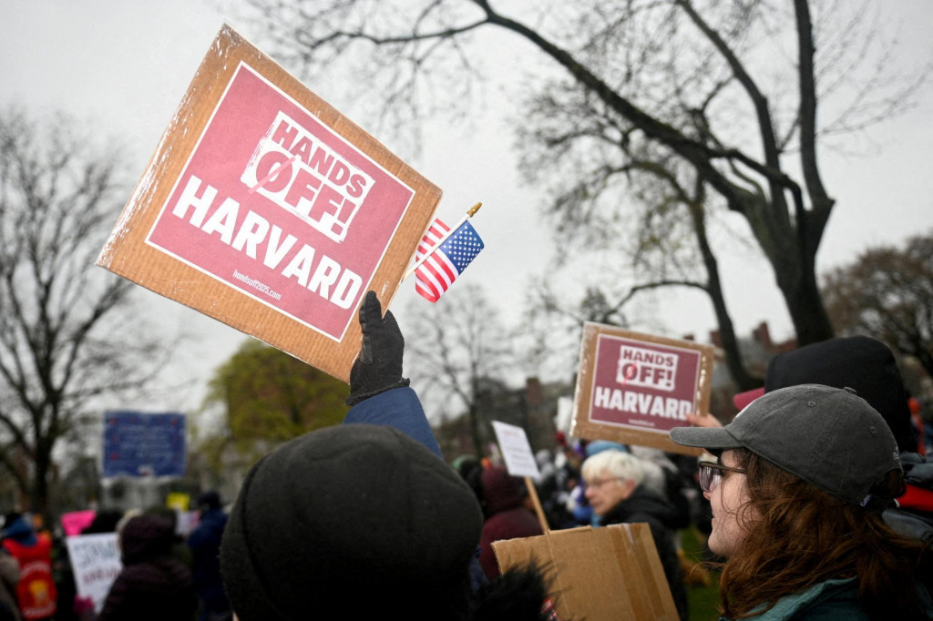 Protest proti Trumpovým krokom voči Harvardu. FOTO: Reuters